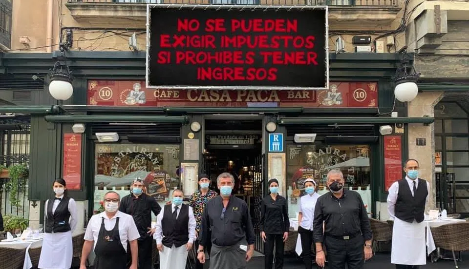 Germán Hernández, responsable de Casa Paca, segundo por la derecha, junto a trabajadores de este establecimiento