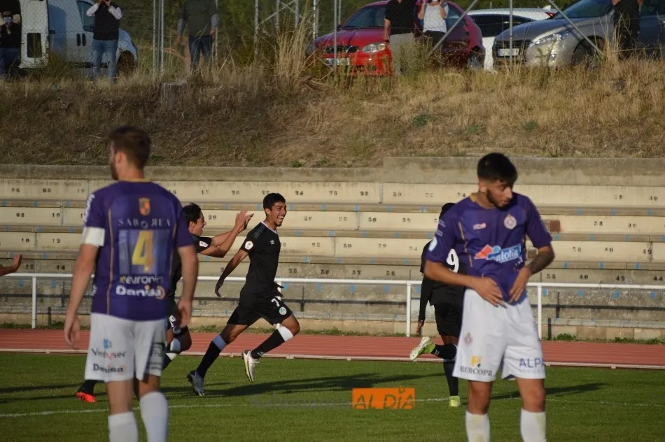 Clay Silvas celebra el primer tanto del filial esta temporada / Carlos Cuervo