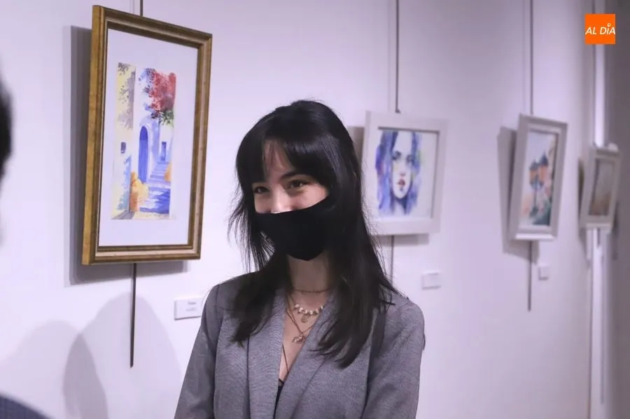 La artista Paula Iglesias en el Espacio Joven, donde se encuentra su exposición de pintura ‘Corrientes de color’.  Foto de Lydia González