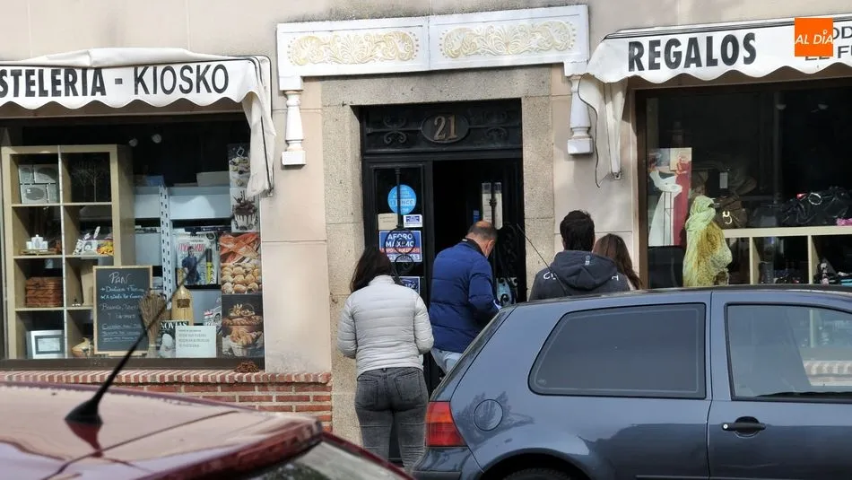 La policía judicial accede al establecimiento acompañado por los propietarios / E. Corredera