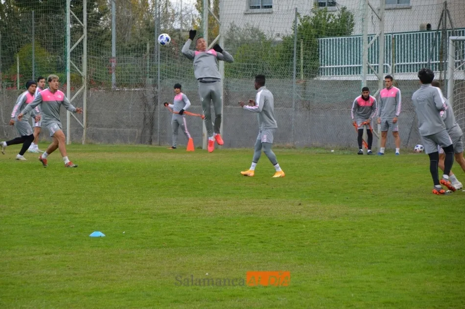 Puma Chávez salta a cabecear un balón / Carlos Cuervo