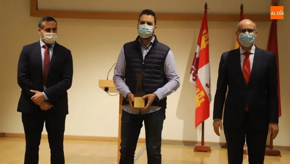 José Luis García Valiente recogiendo este miércoles el Premio Emprendedores a la Actividad Empresarial / FOTO: LYDIA GONZÁLEZ