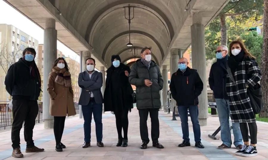 El alcalde, Carlos García Carbayo, en el centro, en la plaza de Barcelona