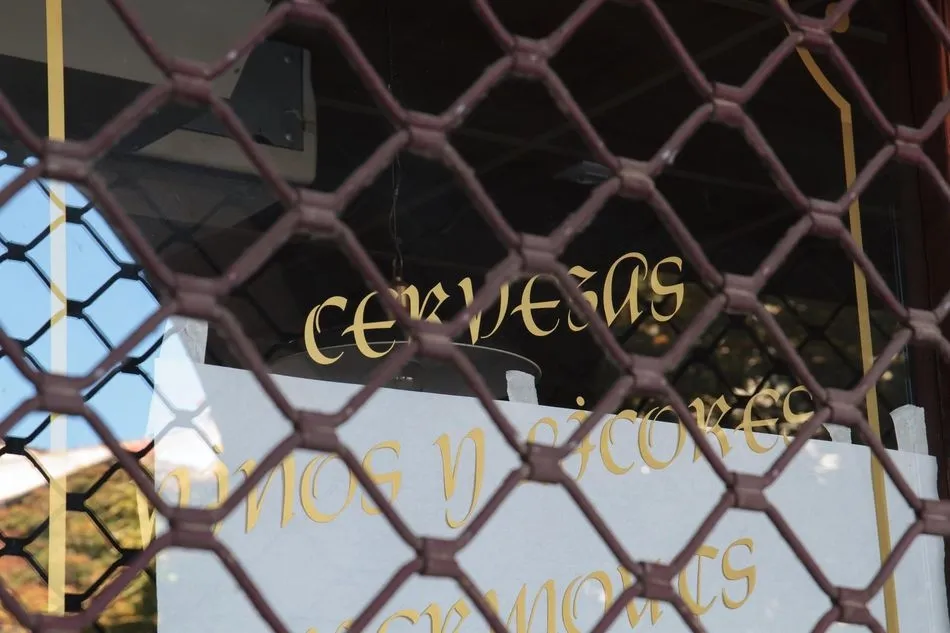 Verja bajada de un establecimiento cerrado en Logroño. Foto: EP