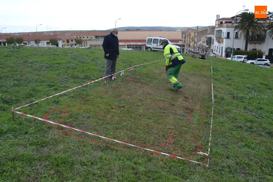 Foto 2 - El Ayuntamiento prepara una composici&oacute;n en el glacis para que sea captada por el helic&oacute;ptero de...