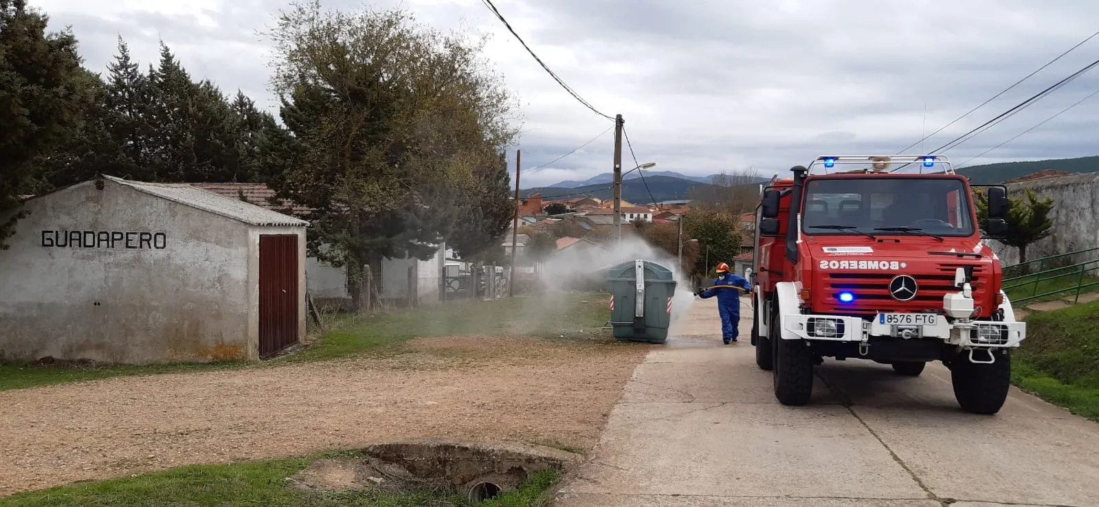 Foto 8 - Los Bomberos llevan a cabo labores de desinfecci&oacute;n en Serradilla del Arroyo y Guadapero  