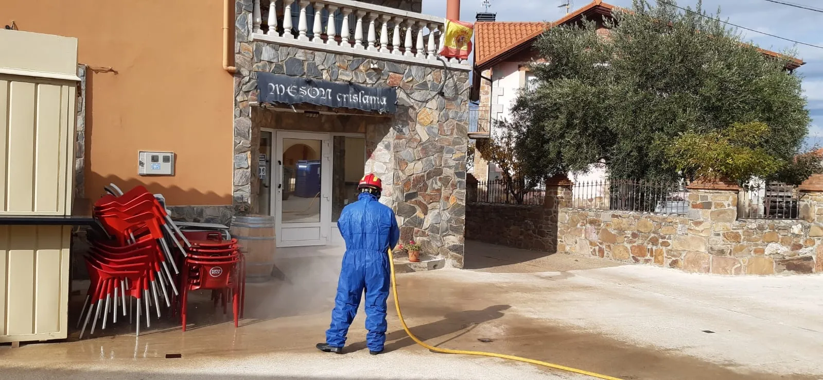Foto 7 - Los Bomberos llevan a cabo labores de desinfecci&oacute;n en Serradilla del Arroyo y Guadapero  