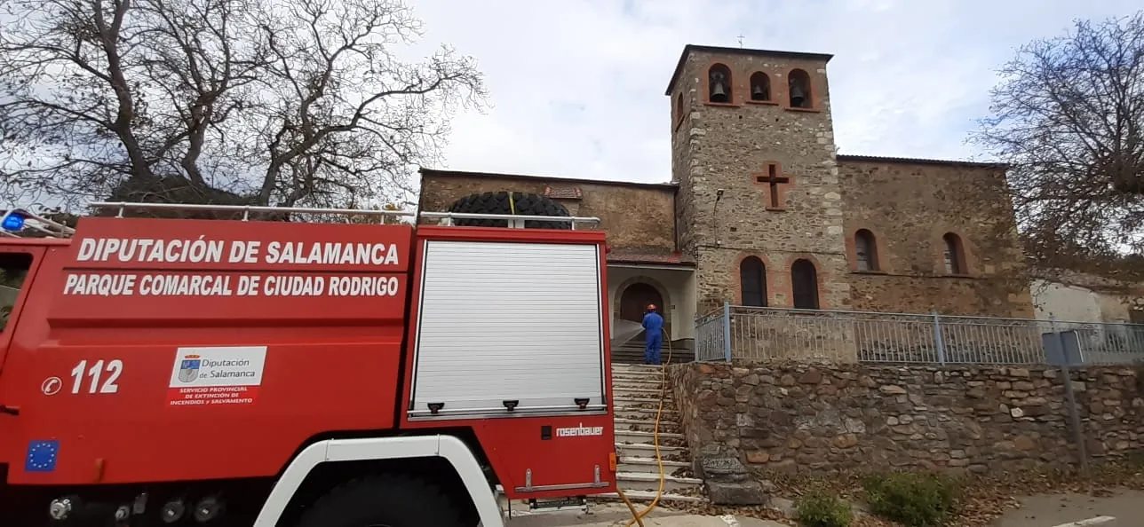 Foto 4 - Los Bomberos llevan a cabo labores de desinfecci&oacute;n en Serradilla del Arroyo y Guadapero  