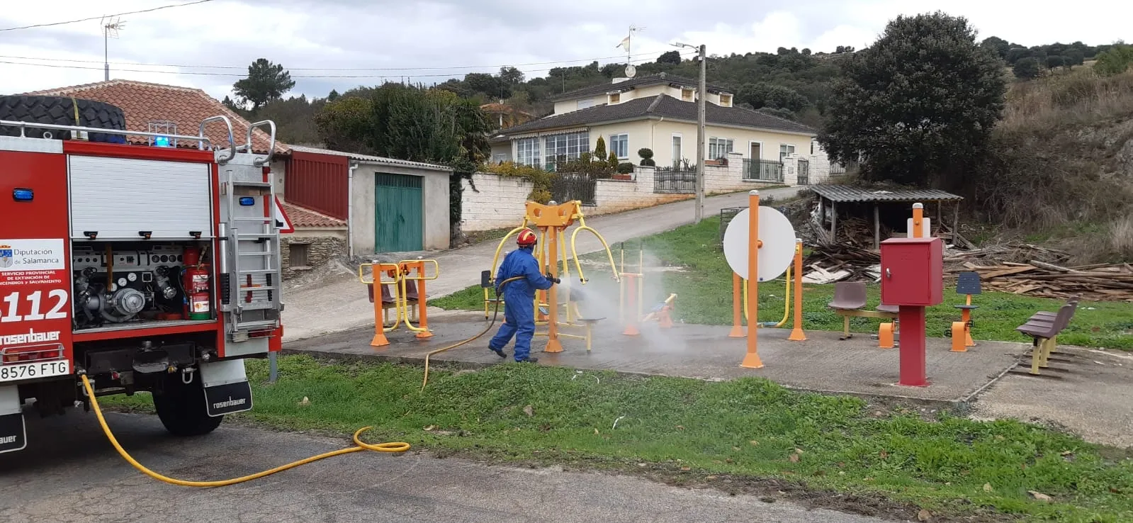 Foto 3 - Los Bomberos llevan a cabo labores de desinfecci&oacute;n en Serradilla del Arroyo y Guadapero  