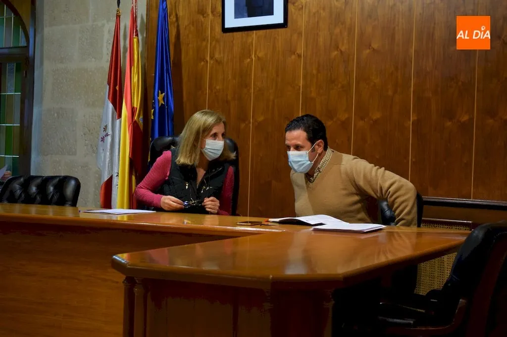 Fernando Patrocinio, concejal de Economía y Hacienda, junto a la alcaldesa Concepción Miguélez