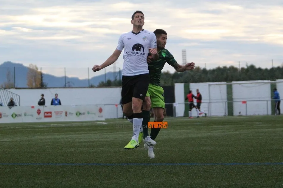 Una acción del derbi del pasado fin de semana en el Municipal