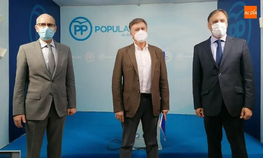El secretario autonómico del Partido Popular, Francisco Vázquez, en el medio, junto al presidente provincial del PP, Javier Iglesias, y el alcalde de Salamanca, Carlos García Carbayo. Foto de Lydia González