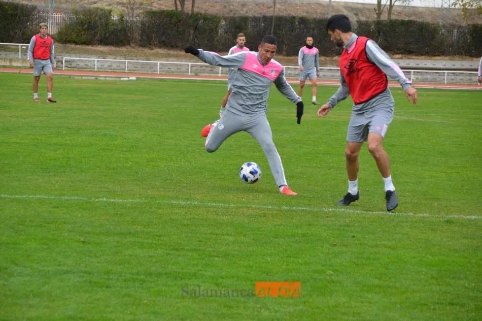 Puma Chávez intenta regatear a Jonathan Lacerda / Carlos Cuervo