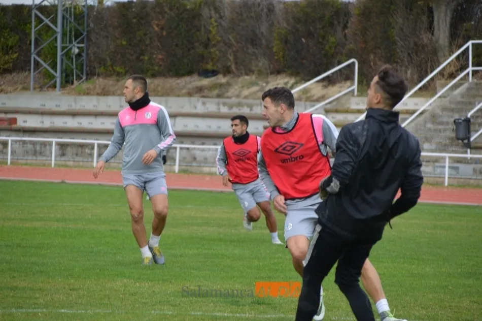 Foto 11 - Los suplentes ganan a los titulares con doblete de Madrigal y Egea no dirige el entrenamiento por...