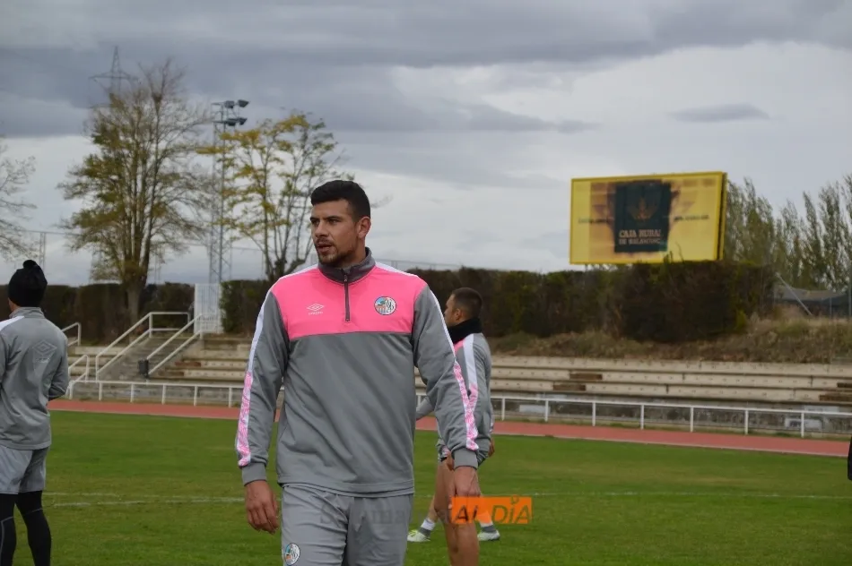 Foto 5 - Los suplentes ganan a los titulares con doblete de Madrigal y Egea no dirige el entrenamiento por...