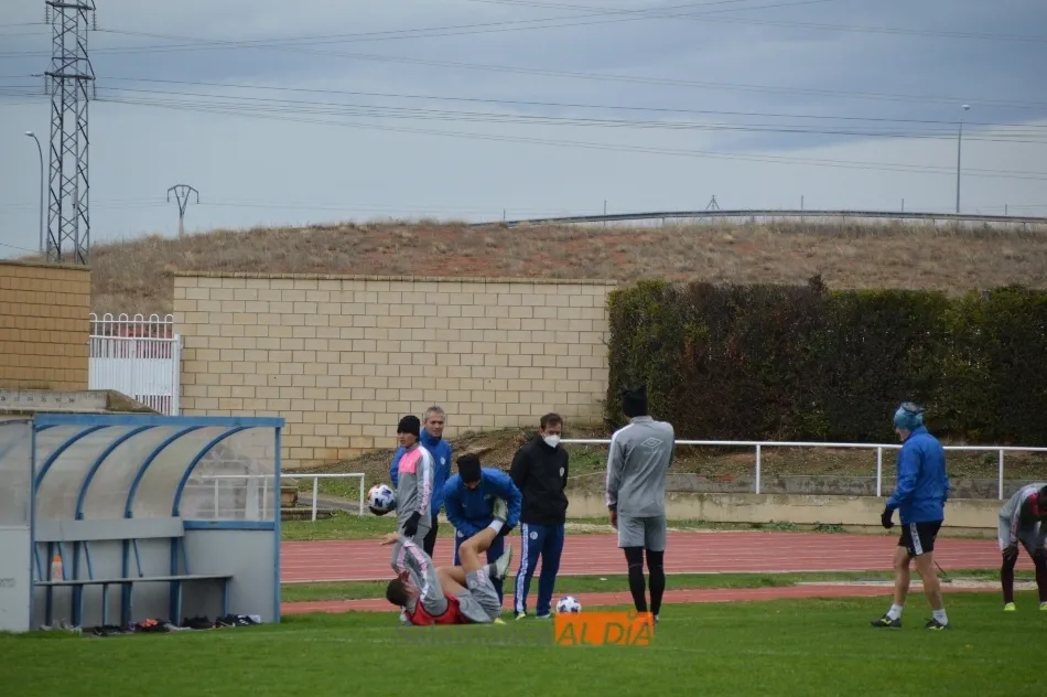Foto 3 - Los suplentes ganan a los titulares con doblete de Madrigal y Egea no dirige el entrenamiento por...