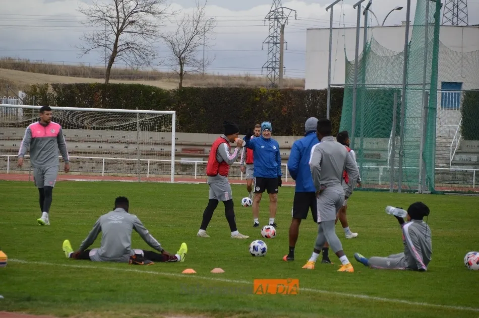 Foto 2 - Los suplentes ganan a los titulares con doblete de Madrigal y Egea no dirige el entrenamiento por...