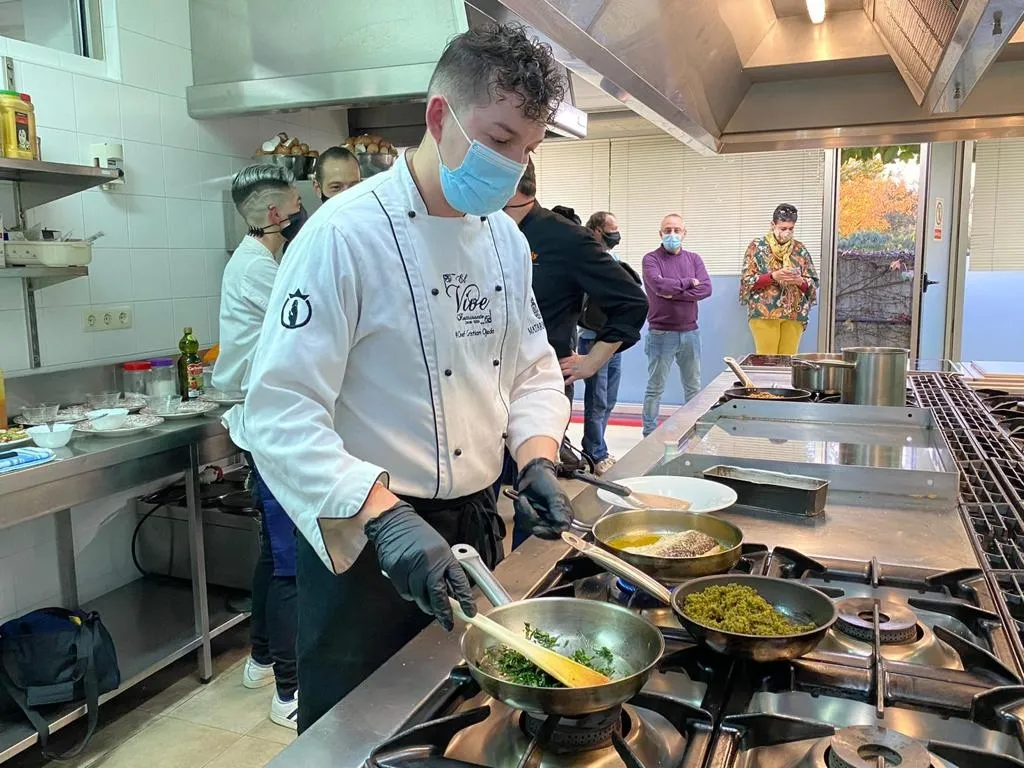 El chef Cristian Ojeda durante la preparación de su tapa para el concurso