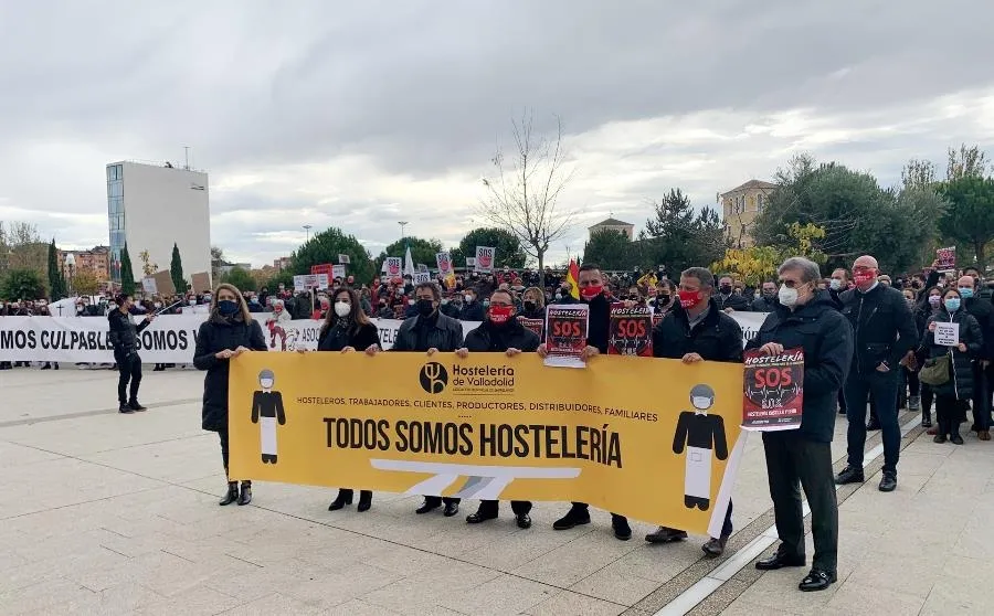 Concentración de la hostelería ante la sede de las Cortes de Castilla y León. Foto EP