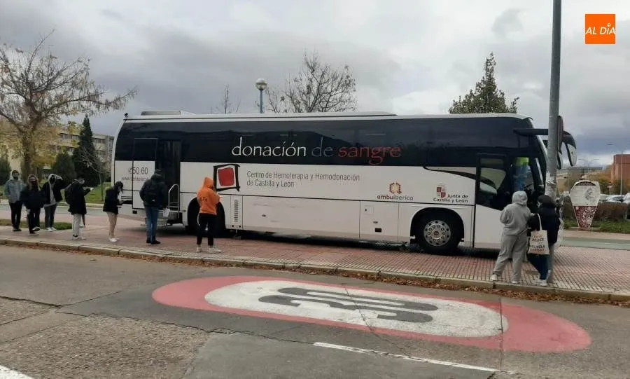 Universitarios salmantinos junto al autobús de las donaciones de sangre en el Campus Unamuno