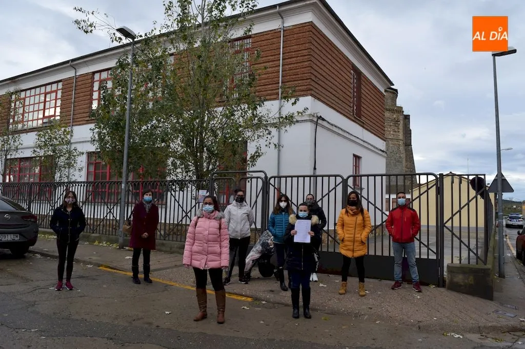 Grupo de padres y madres que solicitan el desdoblamiento delante del Colegio Santa Teresa / Pedro Zaballos