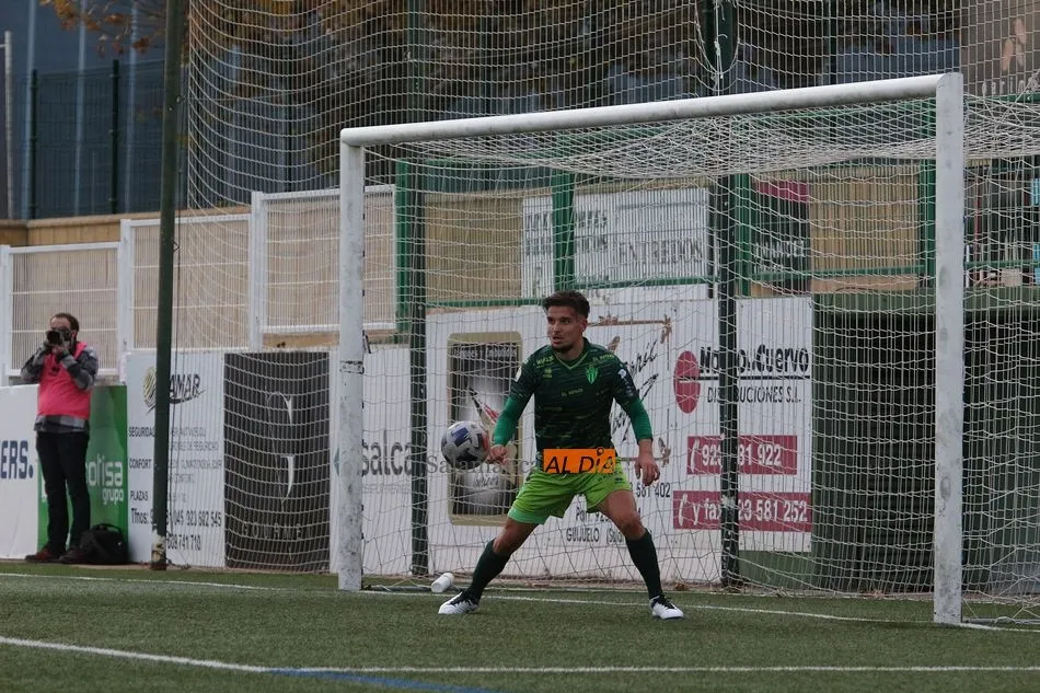 Dan Ojog saca bajo palones un gol cantado de Puma Chávez en el derbi