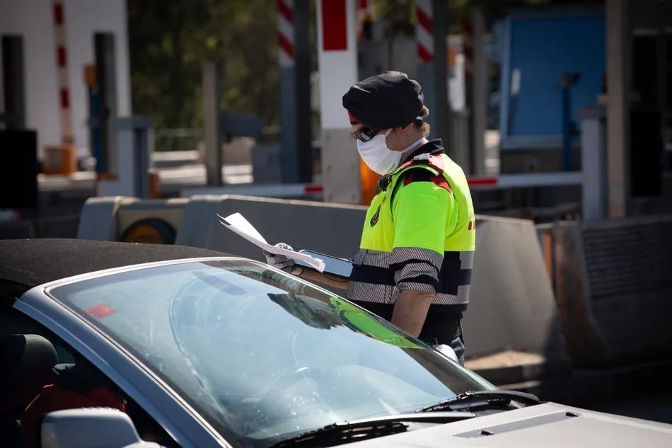 Un agente de los Mossos dEsquadra con una mascarilla en un control
