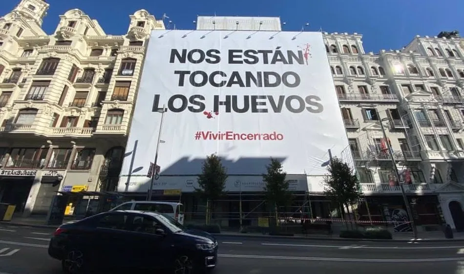 Igualdad Animal despliega una lona en Gran Vía. Foto: EP