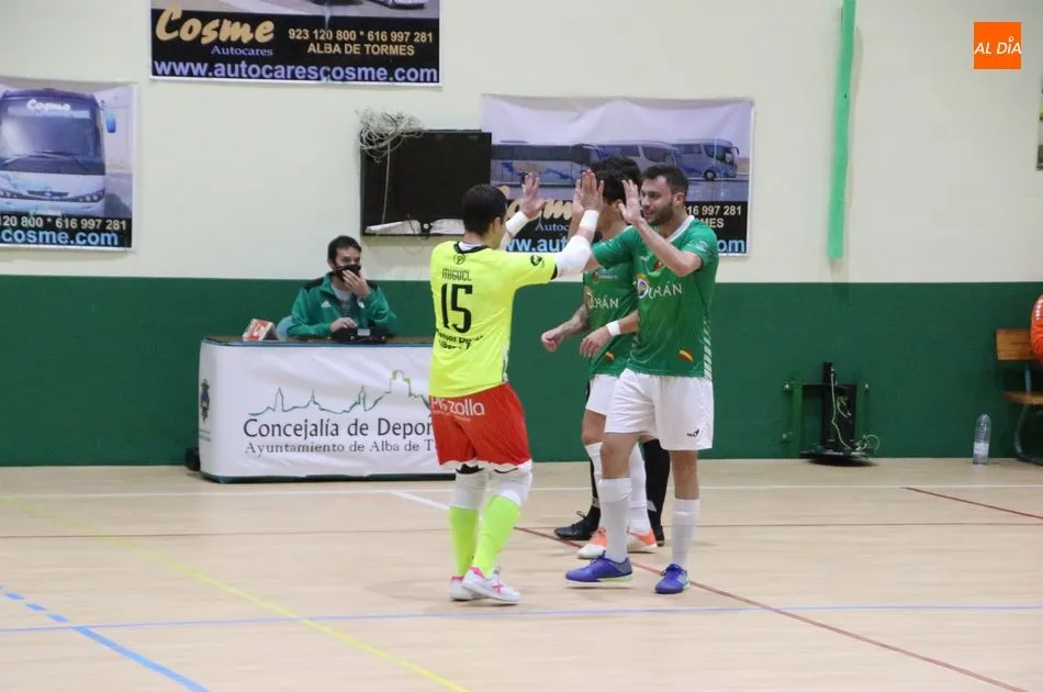 Morales celebra uno de los tantos conseguidos ante el Sala Ourense / Roberto Jiménez
