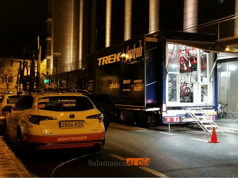 Expedición de La Vuelta, a la puerta de un hotel de Salamanca / Lydia González