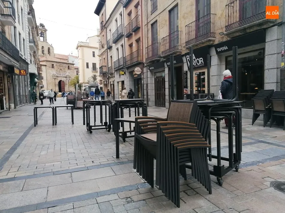 Terrazas vacías en Salamanca. Foto: Lydia González