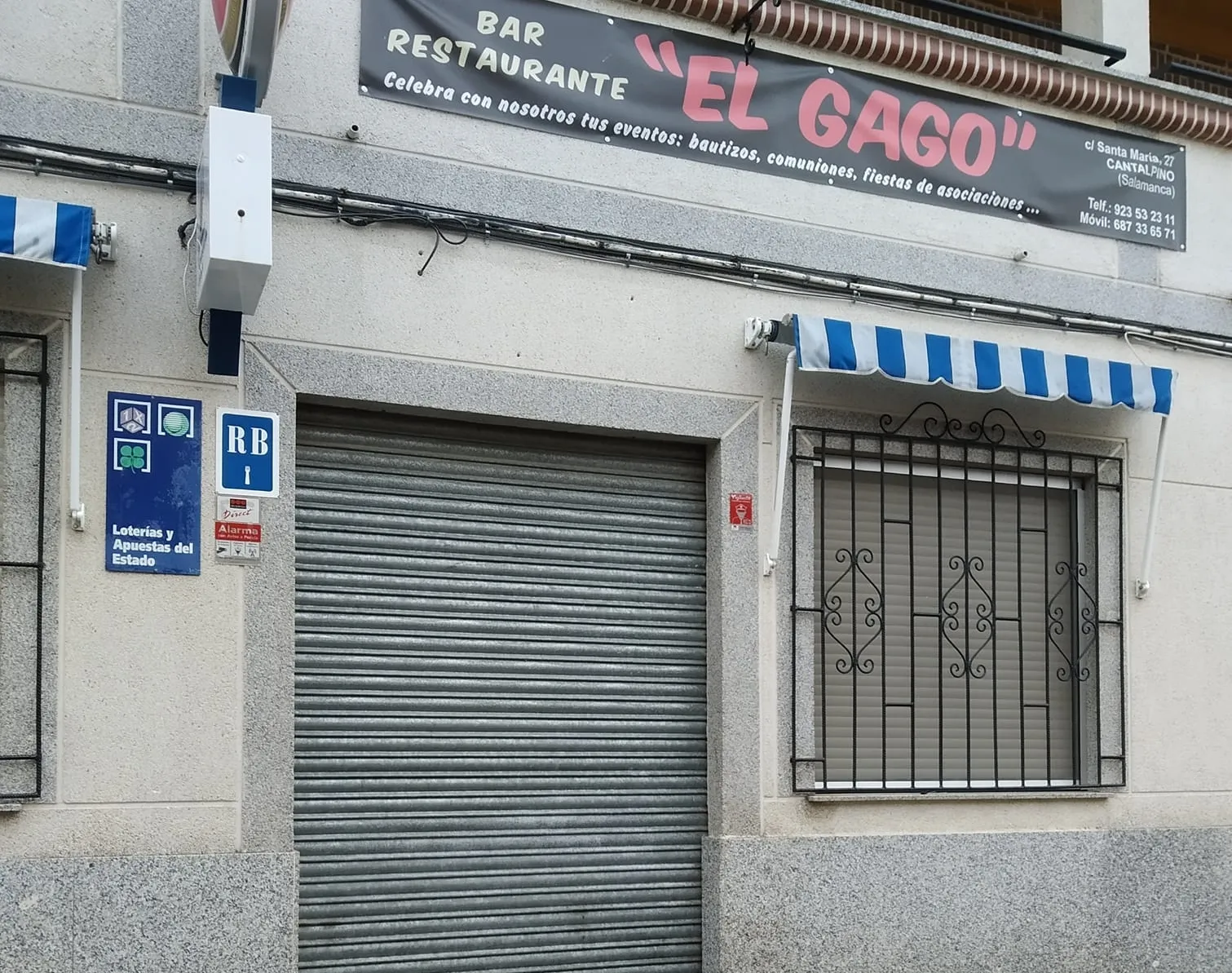 Puerta cerrada del Bar Restaurante El Gago de Cantalpino.