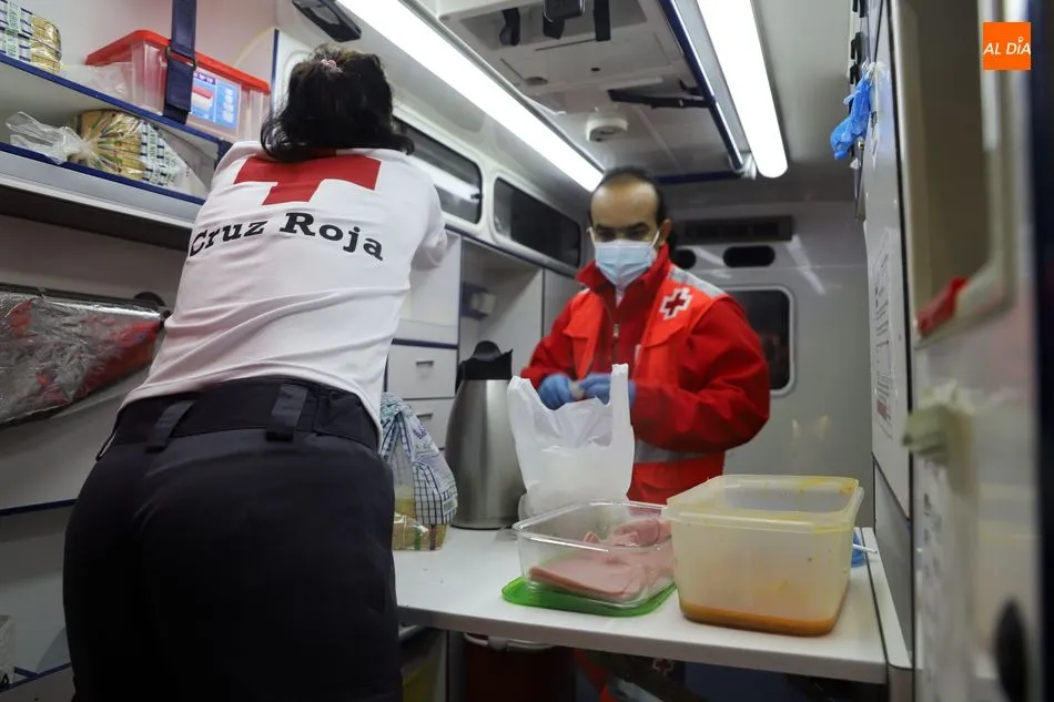 Foto 7 - Una noche con los voluntarios de la Unidad de Emergencia Social de Cruz Roja: la dureza de vivir en ...
