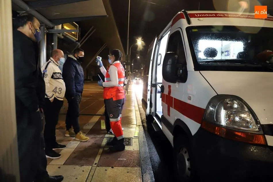 Foto 6 - Una noche con los voluntarios de la Unidad de Emergencia Social de Cruz Roja: la dureza de vivir en ...