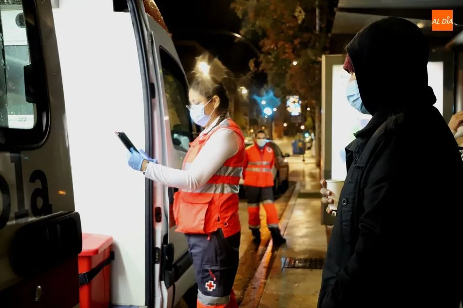 Voluntarios de la Unidad de Emergencia Social acercando productos alimenticios a las personas más vulnerables | FOTOS: Lydia González