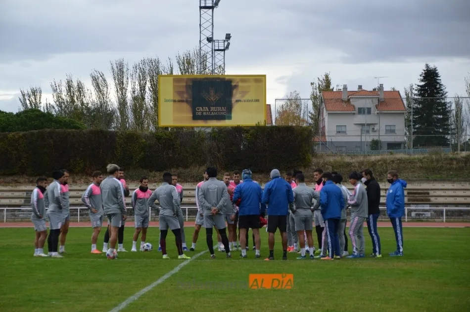 La plantilla y cuerpo técnico del Salamanca UDS, en la sesión del pasado jueves / Carlos Cuervo