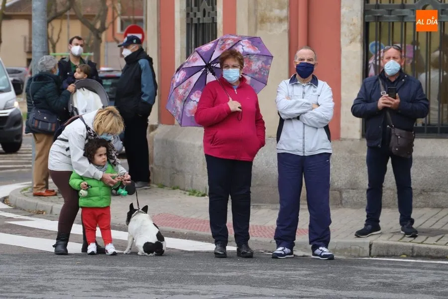 Aficionados esperando la llegada del pelotón junto al Puente Romano. Foto de Lydia González