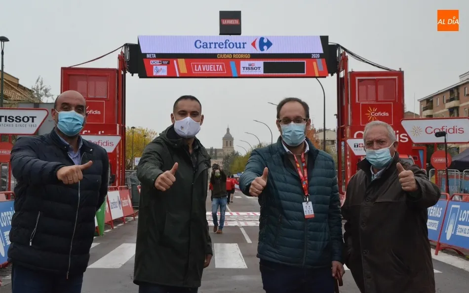 Intensa mañana de preparativos para la llegada de la etapa de La Vuelta  