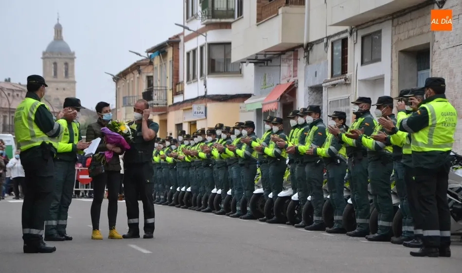 Los motoristas de la Vuelta a España rinden homenaje a José Antonio Salicio  