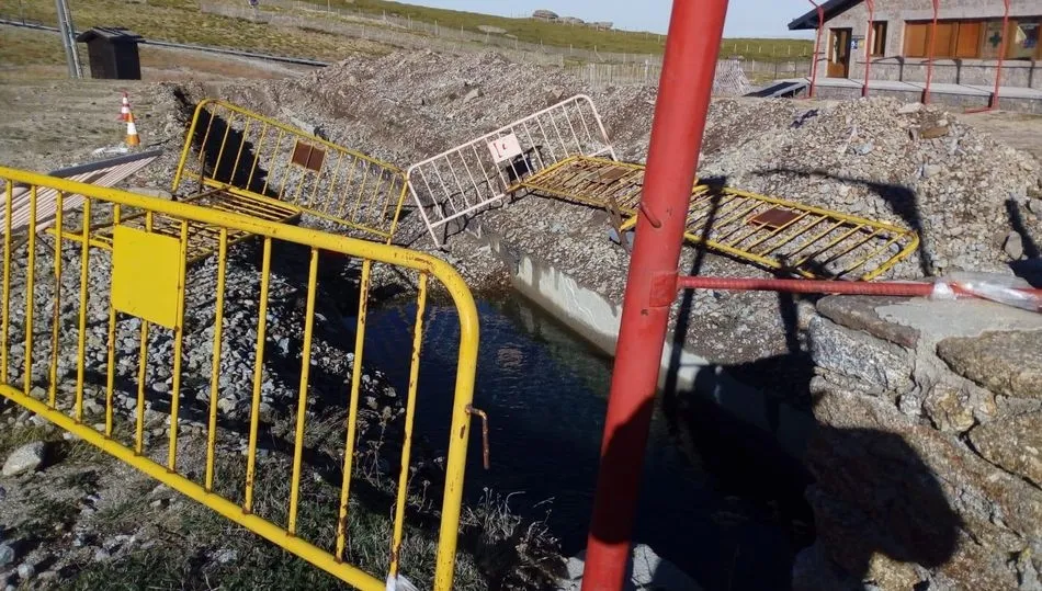 Zanja en las instalaciones de la estación de esquí de La Covatilla
