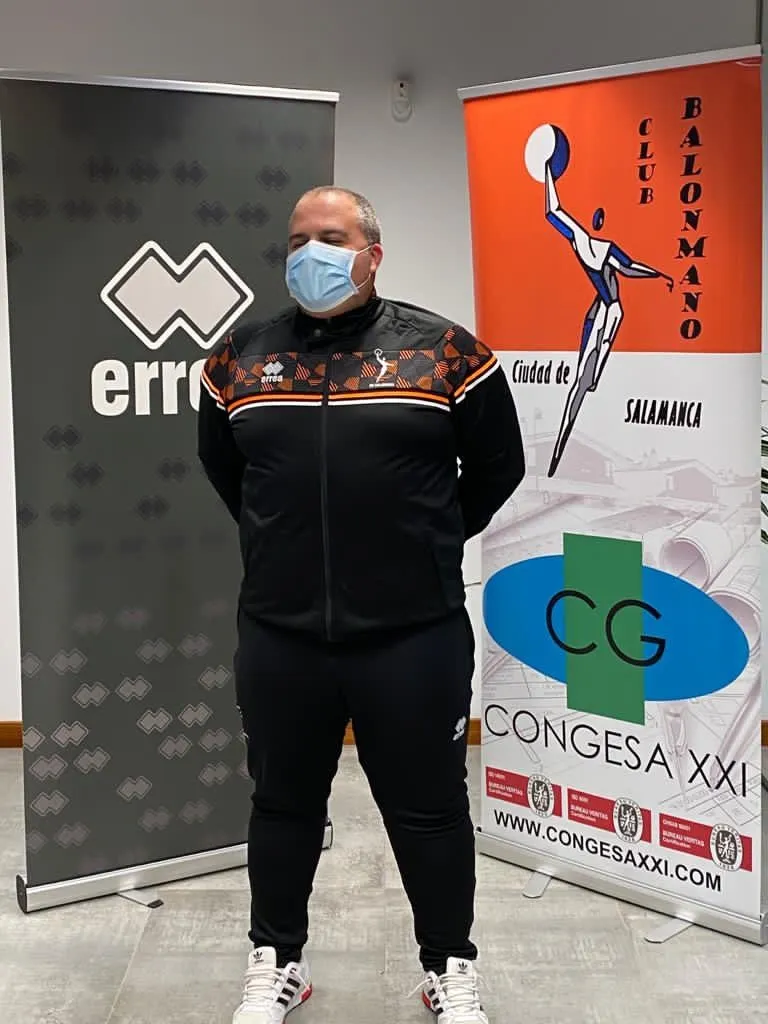 Foto 2 - El BM Salamanca presenta sus nuevas &lsquo;pieles&rsquo; para la 20/21: colores negro y naranja