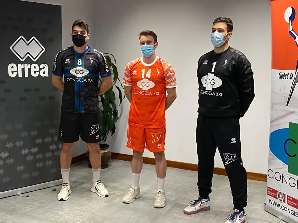 Garín, Alonso y Javi, con las equipaciones / BM Salamanca