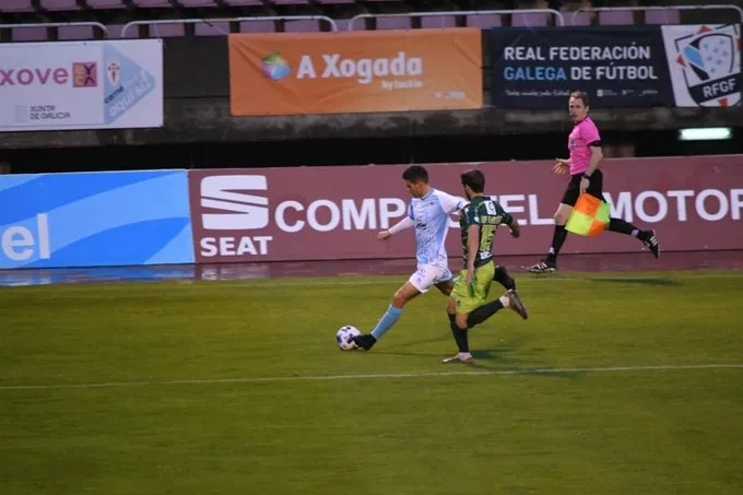 Foto 6 - El Guijuelo desactiva el &lsquo;modo derbi&rsquo; y se lleva un gran castigo de Compostela (3-0)