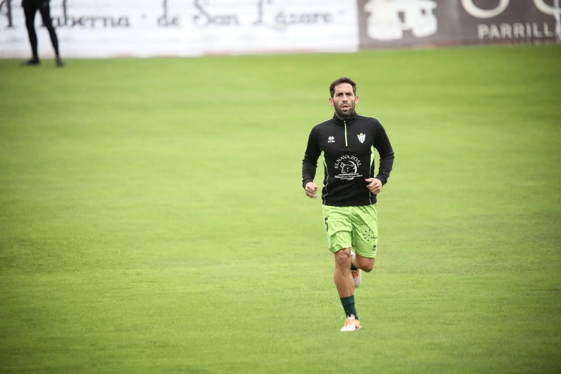 Foto 4 - El Guijuelo desactiva el &lsquo;modo derbi&rsquo; y se lleva un gran castigo de Compostela (3-0)