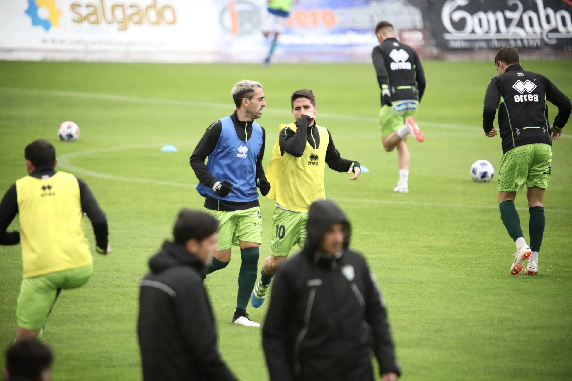 Foto 3 - El Guijuelo desactiva el &lsquo;modo derbi&rsquo; y se lleva un gran castigo de Compostela (3-0)