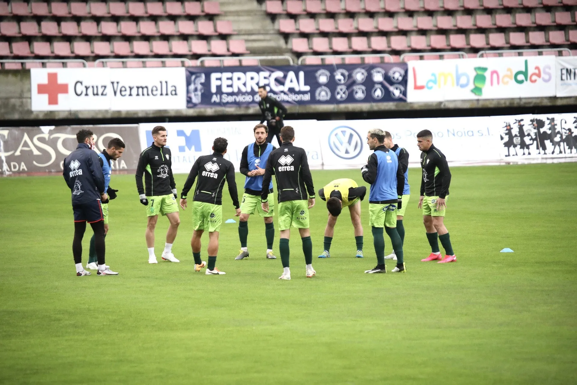 Foto 2 - El Guijuelo desactiva el &lsquo;modo derbi&rsquo; y se lleva un gran castigo de Compostela (3-0)