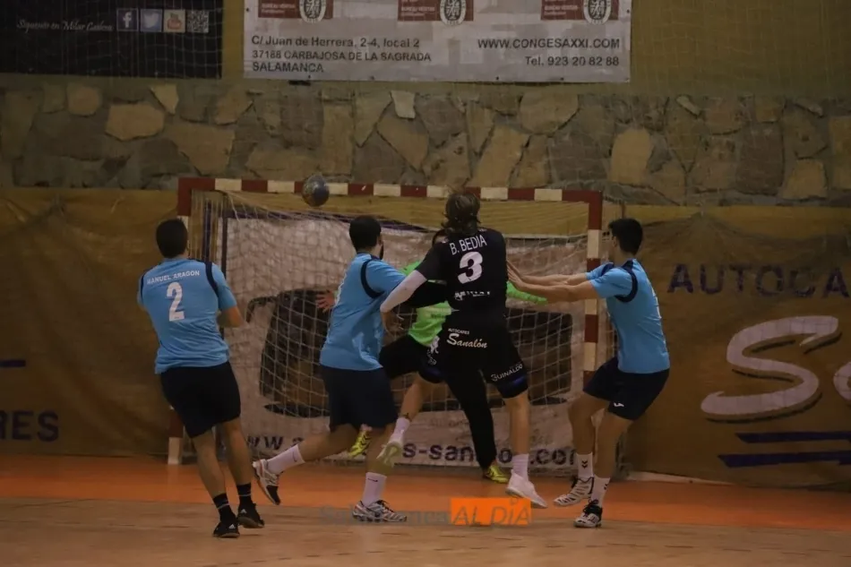 Beltrán Bedia realiza un disparo ante la oposición de dos rivales / Lydia González