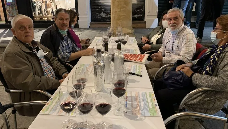 Participantes en la cata de Condominio Crianza 2013 / FOTOS: JAVIER BRAGADO