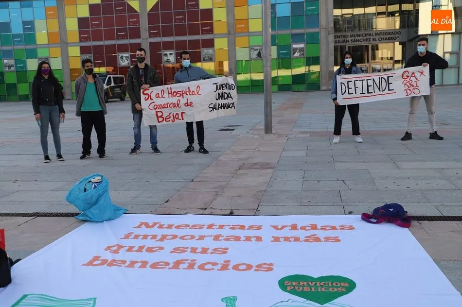 Los protestantes mostraron pancartas con sus reclamaciones - Lydia González