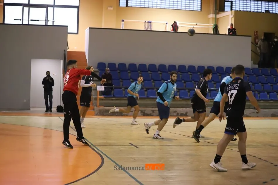Foto 8 - El BM Salamanca regresa al R&iacute;o Tormes a lo campe&oacute;n: s&oacute;lida victoria ante la Universidad de...